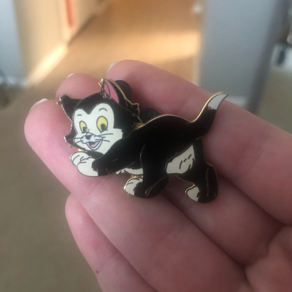 Disney Figaro cat pin 2002 cute and rare!